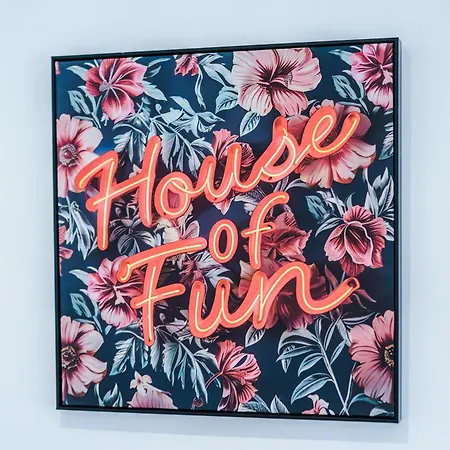 Minutes To The Coop Live Arena & Etihad Stadium - Free Parking W Ev Charger 펜션