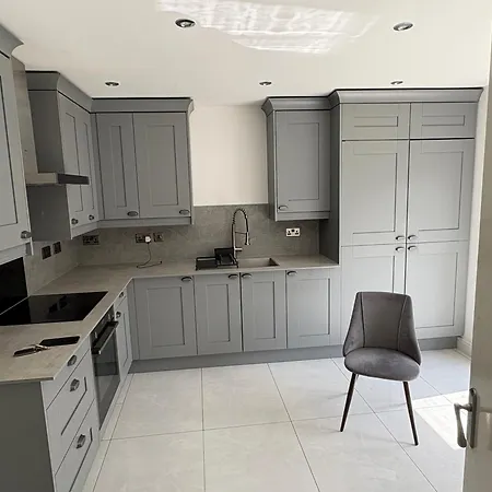 House - Sleeps 5 Private Parking & Pets Allowed Vakantiehuis *