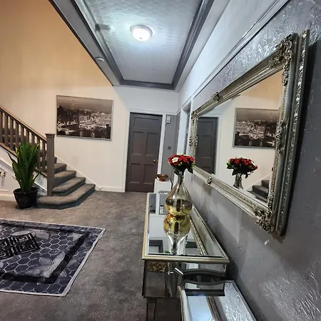 Charming Tudor White House Free Wifi Semesterbostad *