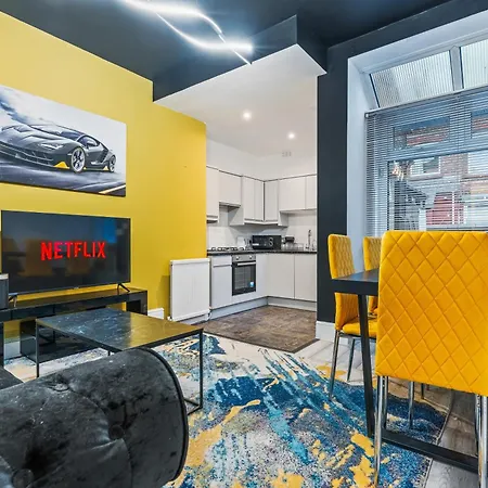 4 Bedroom House In Eccles, Trafford, - Sleeps 10 - 3 Double Beds - 4 Single Beds - Free Parking, Garden & Fast Fibre Wi-fi - Close To Trafford Centre, Mediacityuk, Salford Quays, And Both Old Trafford Stadiums Dom wakacyjny *