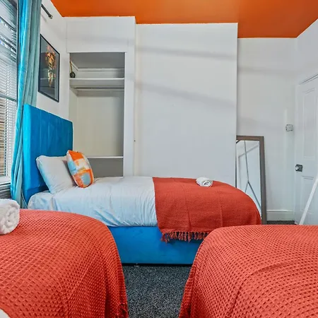 4 Bedroom House In Eccles, Trafford, - Sleeps 10 - 3 Double Beds - 4 Single Beds - Free Parking, Garden & Fast Fibre Wi-fi - Close To Trafford Centre, Mediacityuk, Salford Quays, And Both Old Trafford Stadiums Dom wakacyjny *