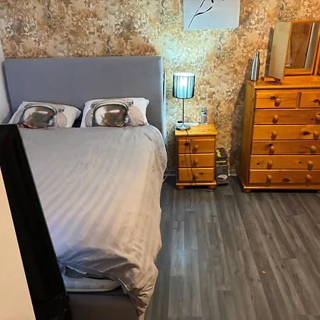 Female&family Single, Double And King Size With Shared Bathroom *