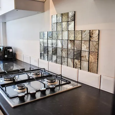 Vakantiehuis New 3 Bedroom Stylish With Drive & Garden Manchester