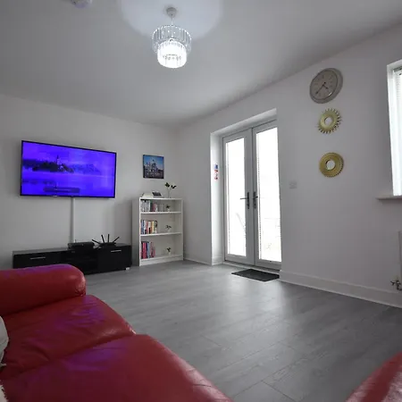 Modern 3br With Garden And Parking Mcr *