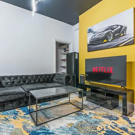 Dom wakacyjny 4 Bedroom House In Eccles, Trafford, - Sleeps 10 - 3 Double Beds - 4 Single Beds - Free Parking, Garden & Fast Fibre Wi-fi - Close To Trafford Centre, Mediacityuk, Salford Quays, And Both Old Trafford Stadiums *