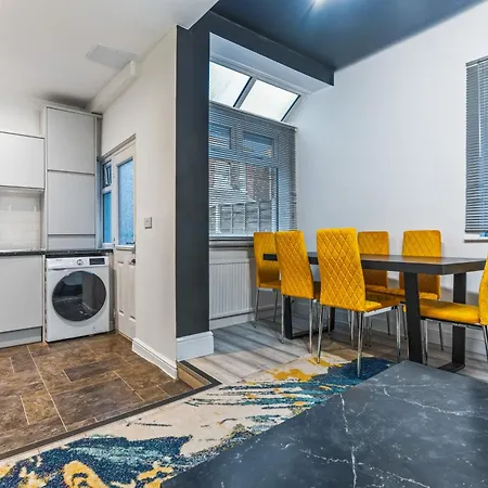Dom wakacyjny 4 Bedroom House In Eccles, Trafford, - Sleeps 10 - 3 Double Beds - 4 Single Beds - Free Parking, Garden & Fast Fibre Wi-fi - Close To Trafford Centre, Mediacityuk, Salford Quays, And Both Old Trafford Stadiums *