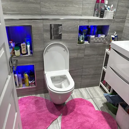 Проживание в семье Female&family Single, Double And King Size With Shared Bathroom Манчестер