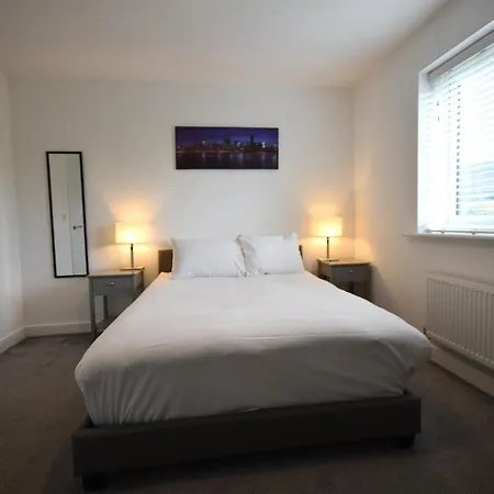 Modern 3br With Garden And Parking Mcr