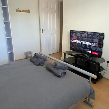 Kwatera prywatna Comfortable And Peaceful 2 Bedroom Flat With Shared Bathroom And Kitchen Close To Airport Manchester