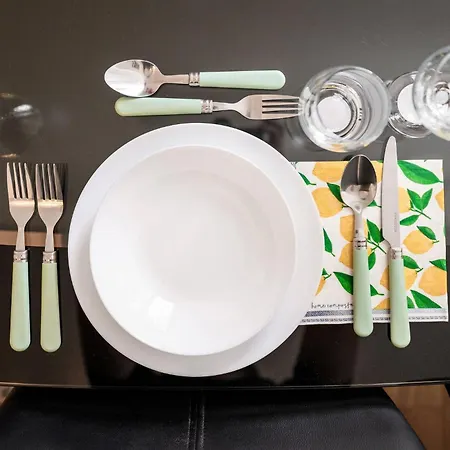 Bright And Cosy 3-bedroom Near - Free Parking - Sleeps 6 *