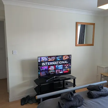 Comfortable And Peaceful 2 Bedroom Flat With Shared Bathroom And Kitchen Close To Airport Kwatera prywatna *