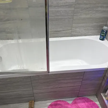 Female&family Single, Double And King Size With Shared Bathroom *