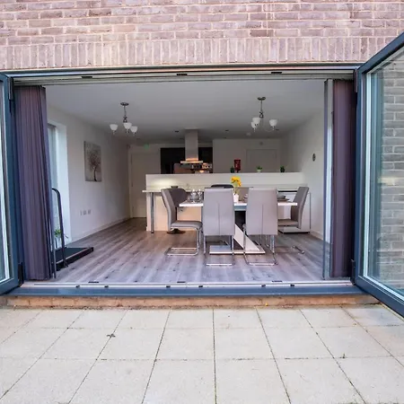 Luxury Deluxe - 4 Bedrooms - 6 Beds - 10 Guests - Private Parking - Contractors Welcome - Trafford Stretford * マンチェスター