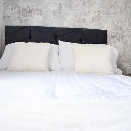 Vakantiehuis New 3 Bedroom Stylish With Drive & Garden *
