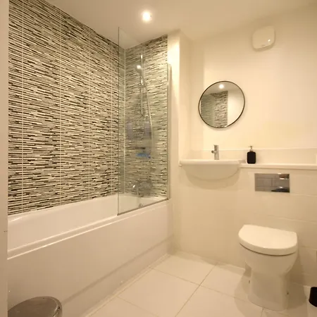 Modern 3br With Garden And Parking Mcr Hébergement de vacances *