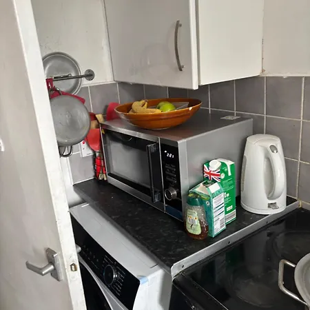 Female&family Single, Double And King Size With Shared Bathroom *