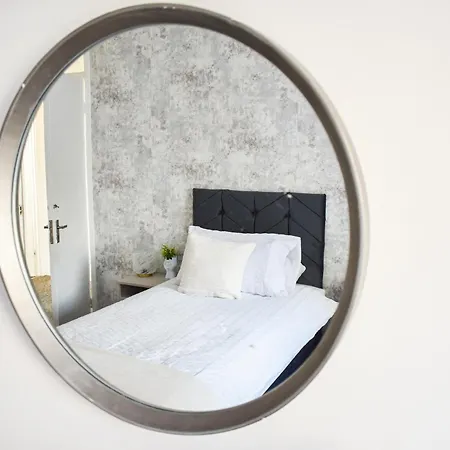 Vakantiehuis New 3 Bedroom Stylish With Drive & Garden *