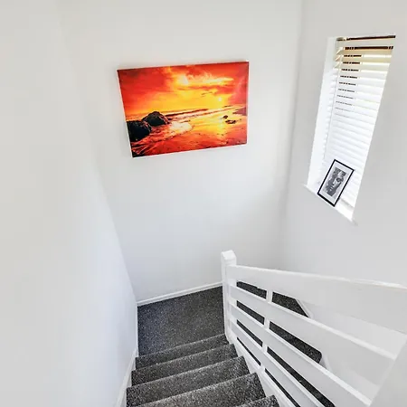 Vakantiehuis New 3 Bedroom Stylish With Drive & Garden Manchester
