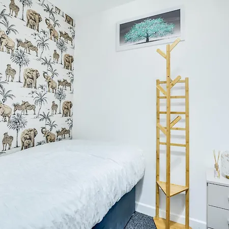 Vakantiehuis New 3 Bedroom Stylish With Drive & Garden