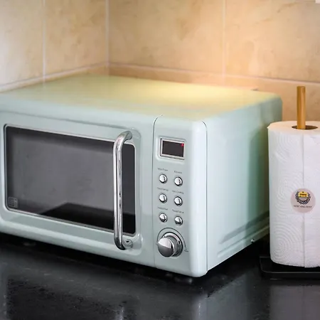 Bright And Cosy 3-bedroom Near - Free Parking - Sleeps 6 *