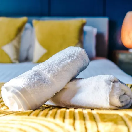 Ferienhaus Spacious 4br With 3 Baths, Manchester