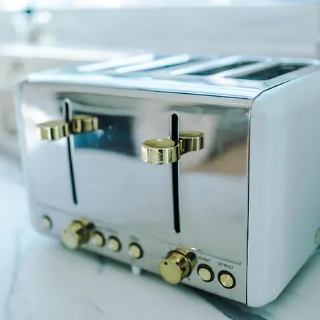 Spacious 4br With 3 Baths, Manchester