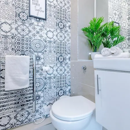 Ferienhaus Spacious 4br With 3 Baths, Manchester