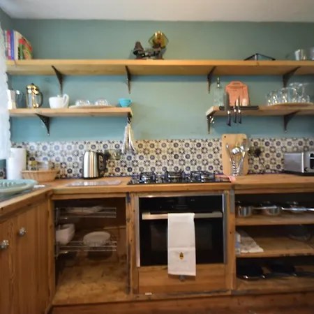 Stylish 1br Retreat With Garden And Rustic Kitchen