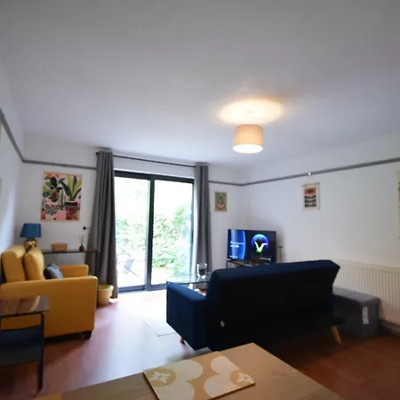 Stylish 1br Retreat With Garden And Rustic Kitchen *