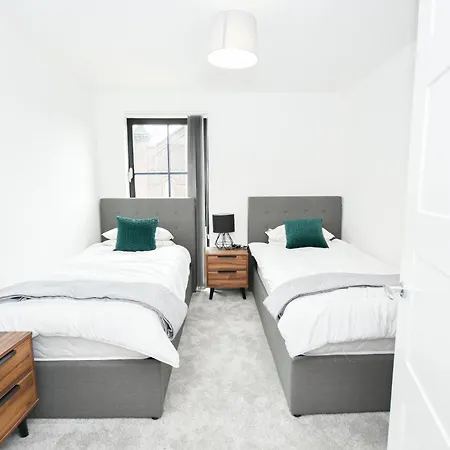 Daire Modern 3br & 2ba With Free Parking, M4