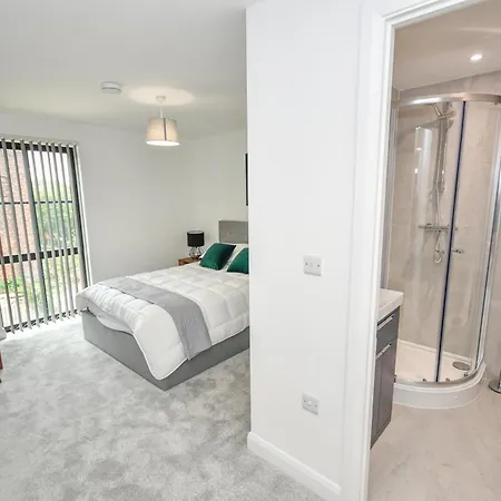 Modern 3br & 2ba With Free Parking, M4 Daire *