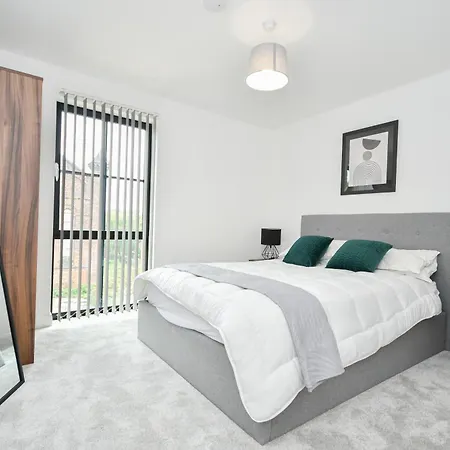 Modern 3br & 2ba With Free Parking, M4 Daire