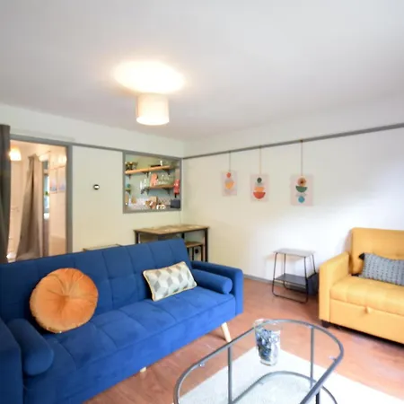 Stylish 1br Retreat With Garden And Rustic Kitchen