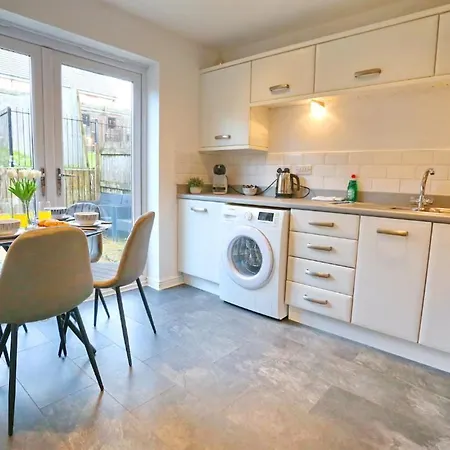 Modern 2 Bed House Close To Apartament