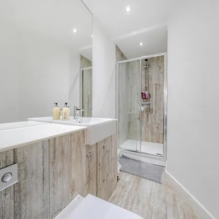 Orbit Modern 2 Bed 2 Bath Centre *