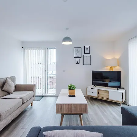 Stylish Two Bedroom With Balcony *