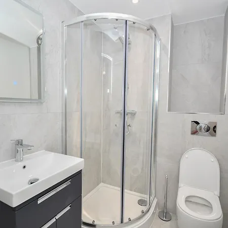 Daire Modern 3br & 2ba With Free Parking, M4 *