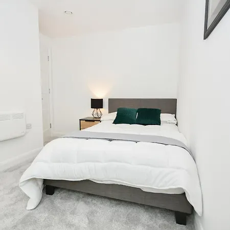 Daire Modern 3br & 2ba With Free Parking, M4 *