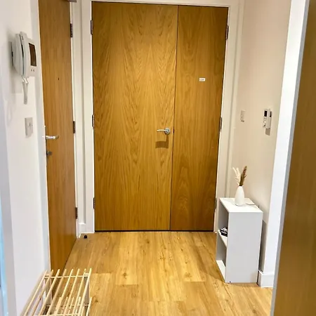 Apartment Condo-terrace-gym-games -free Secure Parking- Manchester