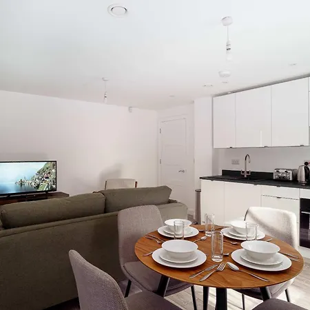 Апартаменты Contemporary 2bed Near Etihad Манчестер