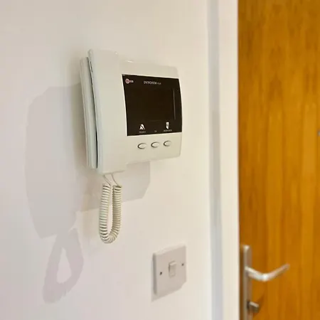 Apartment Condo-terrace-gym-games -free Secure Parking- Manchester