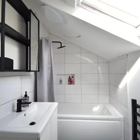 Holiday home Stylish 1br Retreat With Garden And Rustic Kitchen *