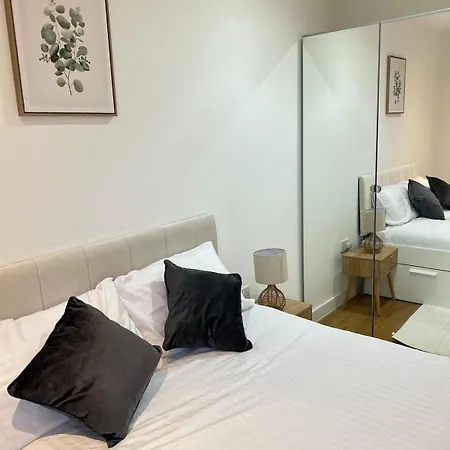 Apartment Condo-terrace-gym-games -free Secure Parking- Manchester