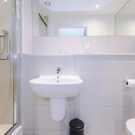 Stylish Two Bedroom With Balcony Διαμέρισμα *