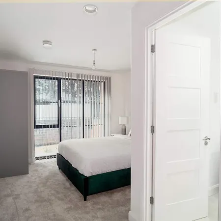 Апартаменты Contemporary 2bed Near Etihad Манчестер