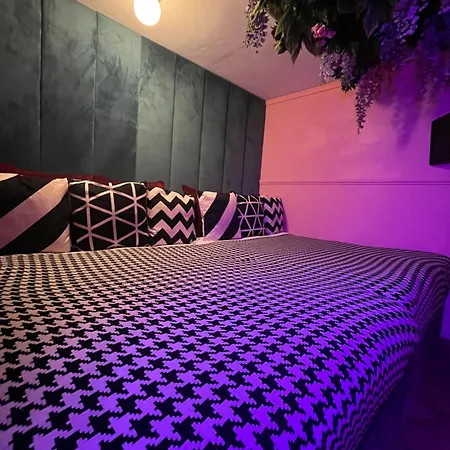 Manchester's Only Themed Slumber Party For 8 With Makeup 公寓 曼彻斯特