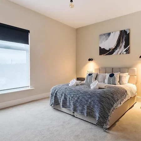 Nyaraló 2 Bed Near Etihad & Centre On A Quiet Street With Free Parking *