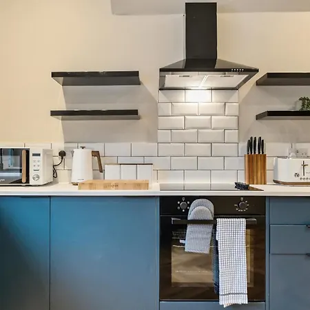 Nyaraló 2 Bed Near Etihad & Centre On A Quiet Street With Free Parking