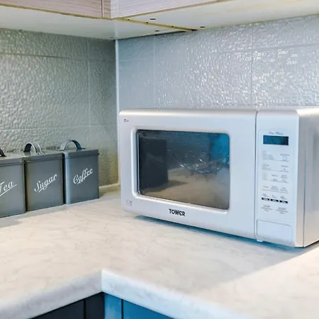 Large Townhouse By The Etihad & Coop Live Arena With Free Parking *