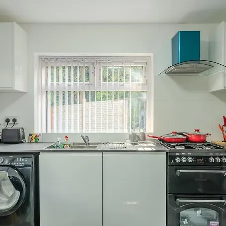 Modern 4-bed Retreat In Prestwich, Perfect For Weekend Getaways * Manchester